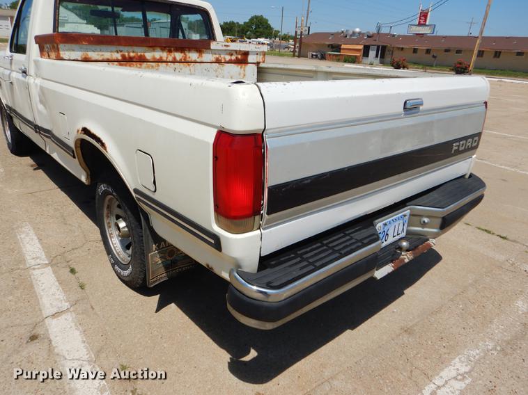 image for item FT9529 1989 Ford F150 XLT Lariat pickup truck