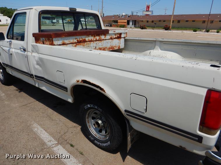 image for item FT9529 1989 Ford F150 XLT Lariat pickup truck