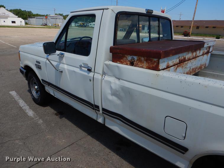 image for item FT9529 1989 Ford F150 XLT Lariat pickup truck