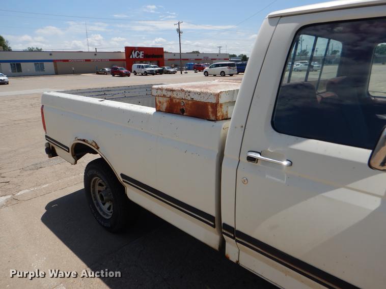 image for item FT9529 1989 Ford F150 XLT Lariat pickup truck