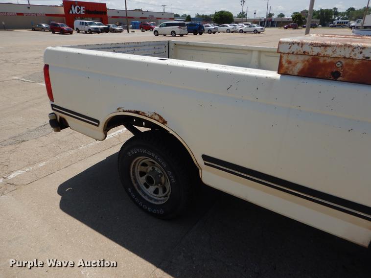 image for item FT9529 1989 Ford F150 XLT Lariat pickup truck