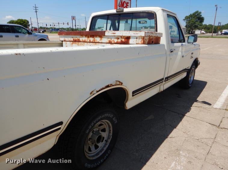 image for item FT9529 1989 Ford F150 XLT Lariat pickup truck