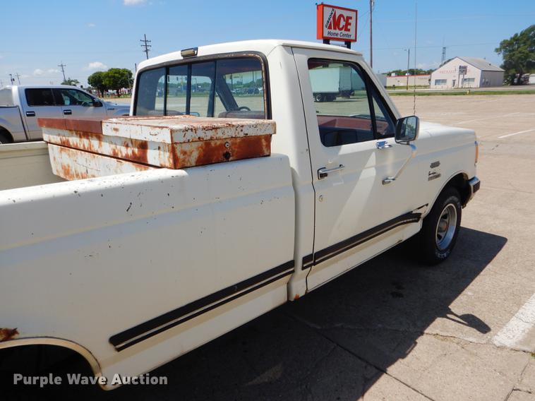 image for item FT9529 1989 Ford F150 XLT Lariat pickup truck