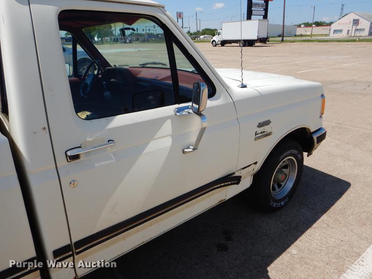image for item FT9529 1989 Ford F150 XLT Lariat pickup truck