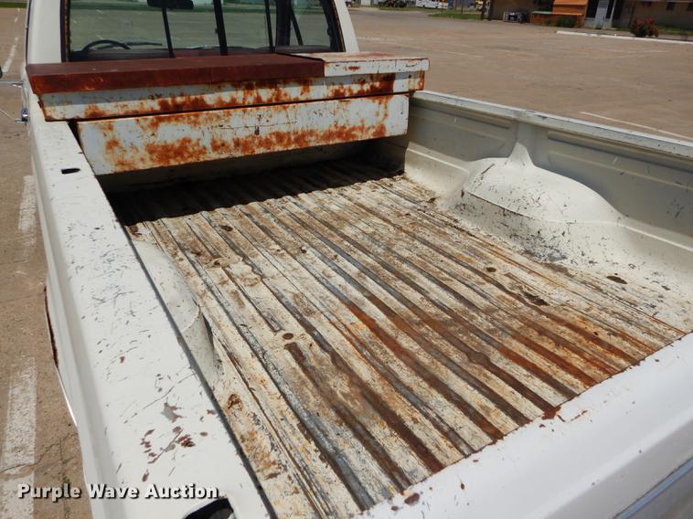 image for item FT9529 1989 Ford F150 XLT Lariat pickup truck