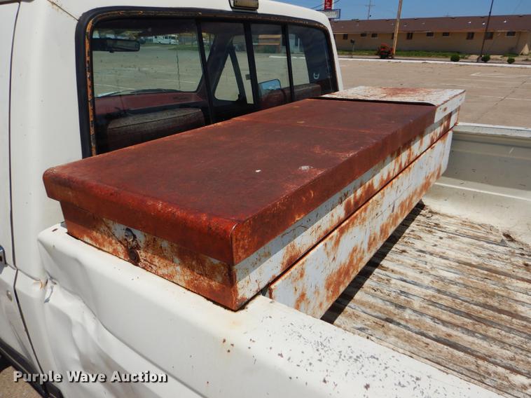 image for item FT9529 1989 Ford F150 XLT Lariat pickup truck