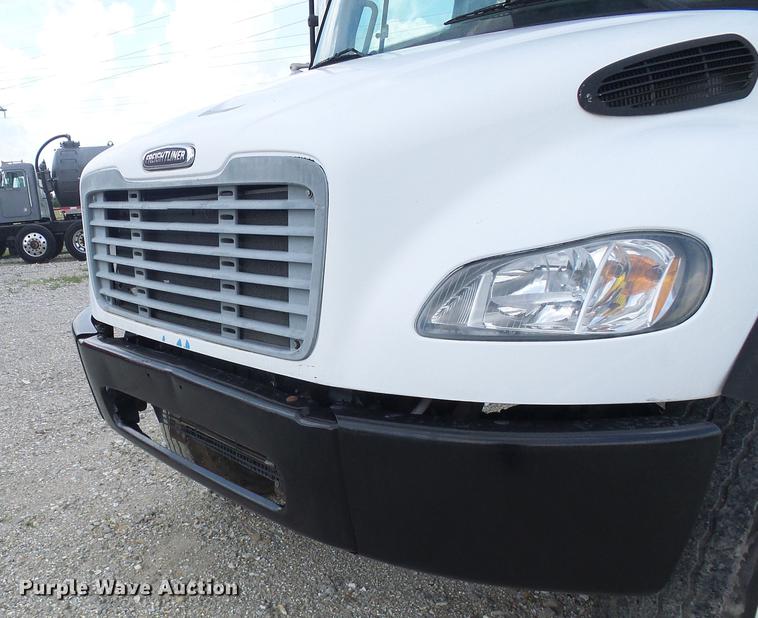 image for item DB2186 2006 Freightliner Business Class M2 bucket truck