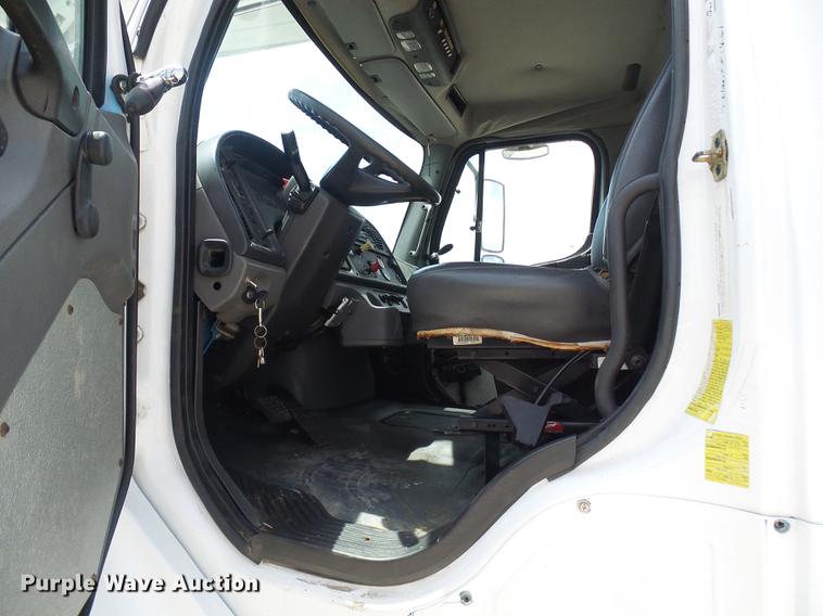 image for item DB2186 2006 Freightliner Business Class M2 bucket truck