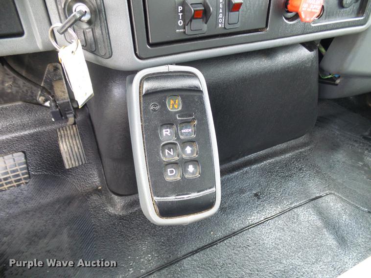 image for item DB2187 2006 International 4300 bucket truck