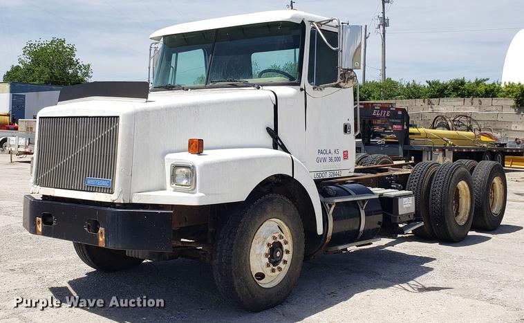 image for item DD4717 1995 White GMC WG truck cab and chassis