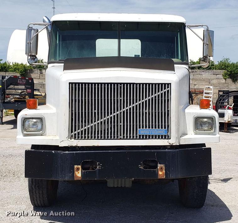image for item DD4717 1995 White GMC WG truck cab and chassis