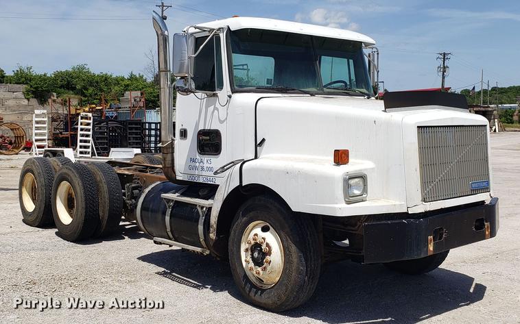 image for item DD4717 1995 White GMC WG truck cab and chassis