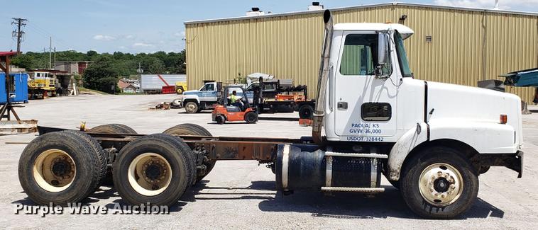 image for item DD4717 1995 White GMC WG truck cab and chassis