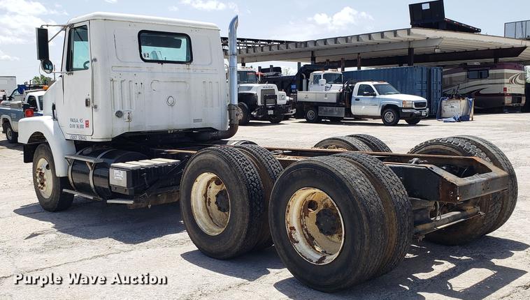 image for item DD4717 1995 White GMC WG truck cab and chassis