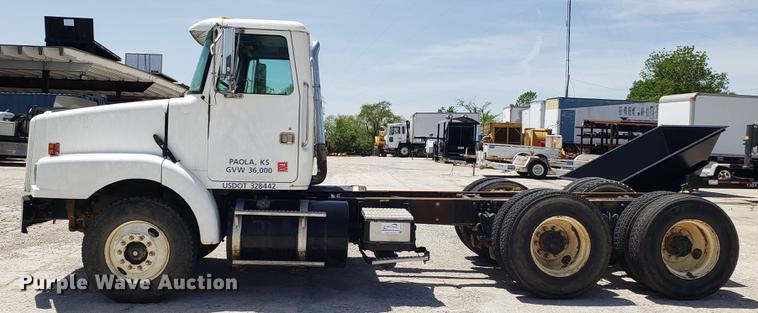 image for item DD4717 1995 White GMC WG truck cab and chassis