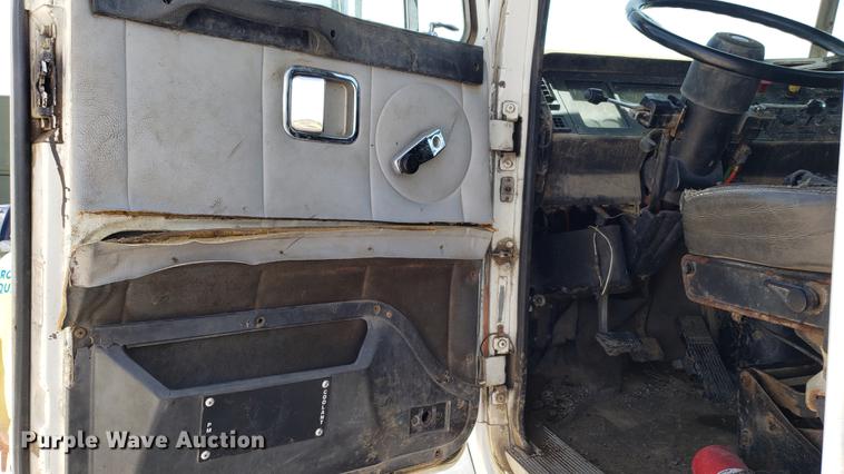 image for item DD4717 1995 White GMC WG truck cab and chassis