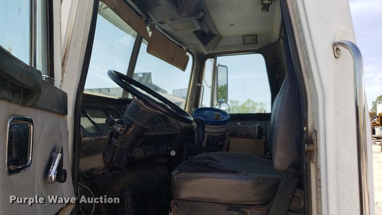 image for item DD4717 1995 White GMC WG truck cab and chassis