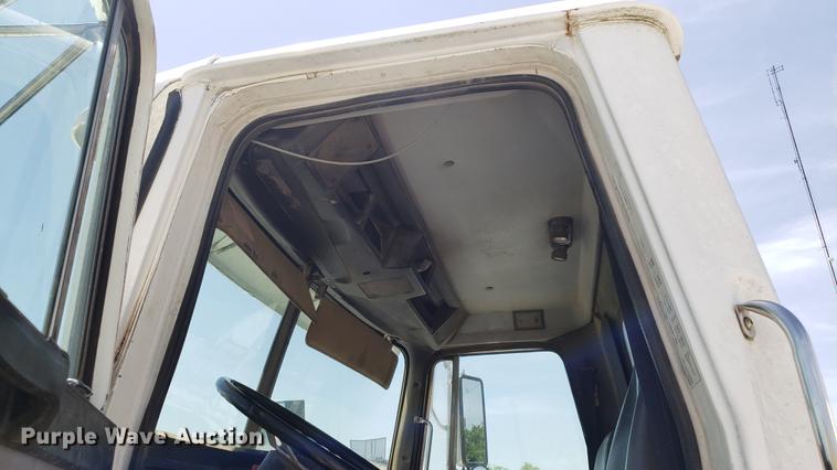 image for item DD4717 1995 White GMC WG truck cab and chassis