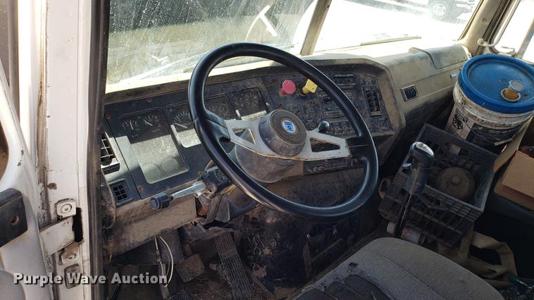 image for item DD4717 1995 White GMC WG truck cab and chassis