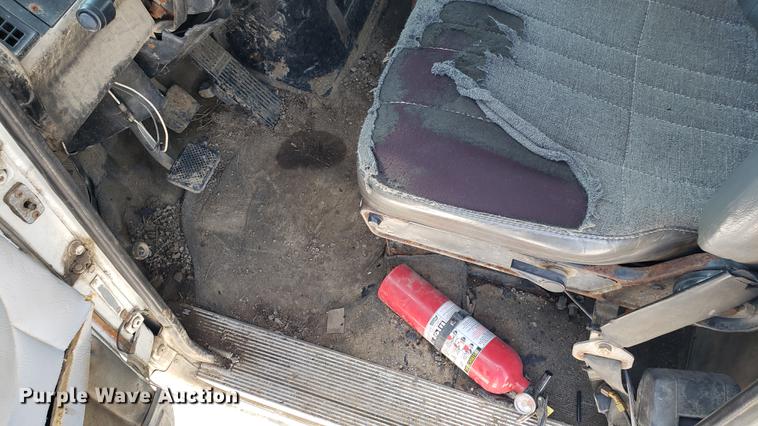 image for item DD4717 1995 White GMC WG truck cab and chassis