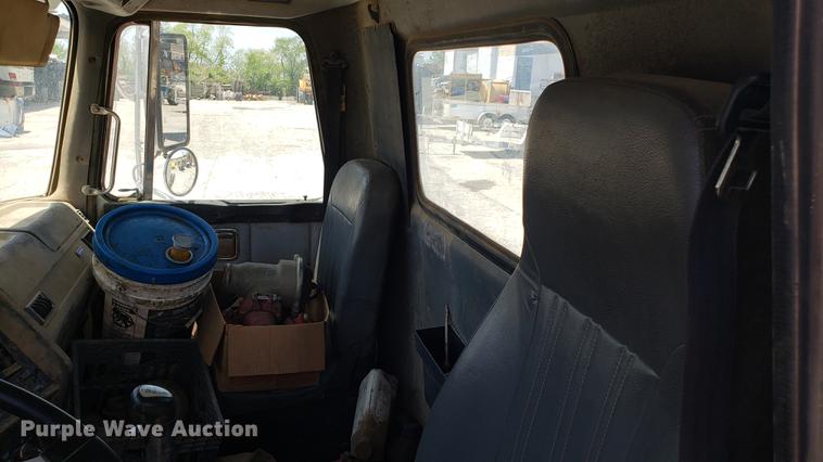 image for item DD4717 1995 White GMC WG truck cab and chassis