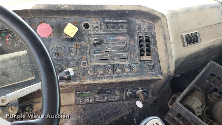 image for item DD4717 1995 White GMC WG truck cab and chassis