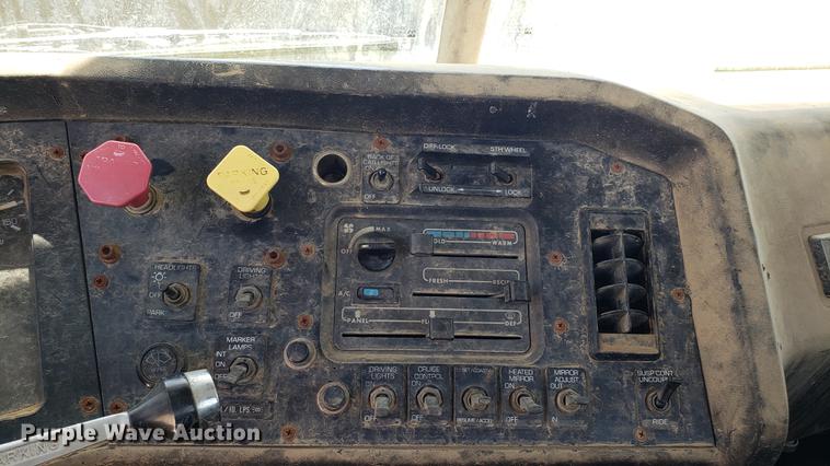 image for item DD4717 1995 White GMC WG truck cab and chassis