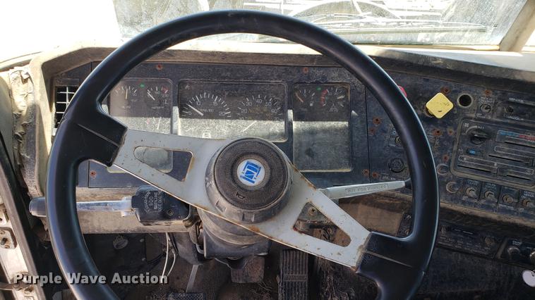 image for item DD4717 1995 White GMC WG truck cab and chassis