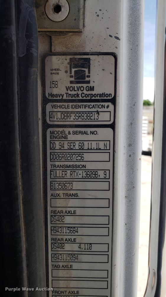 image for item DD4717 1995 White GMC WG truck cab and chassis