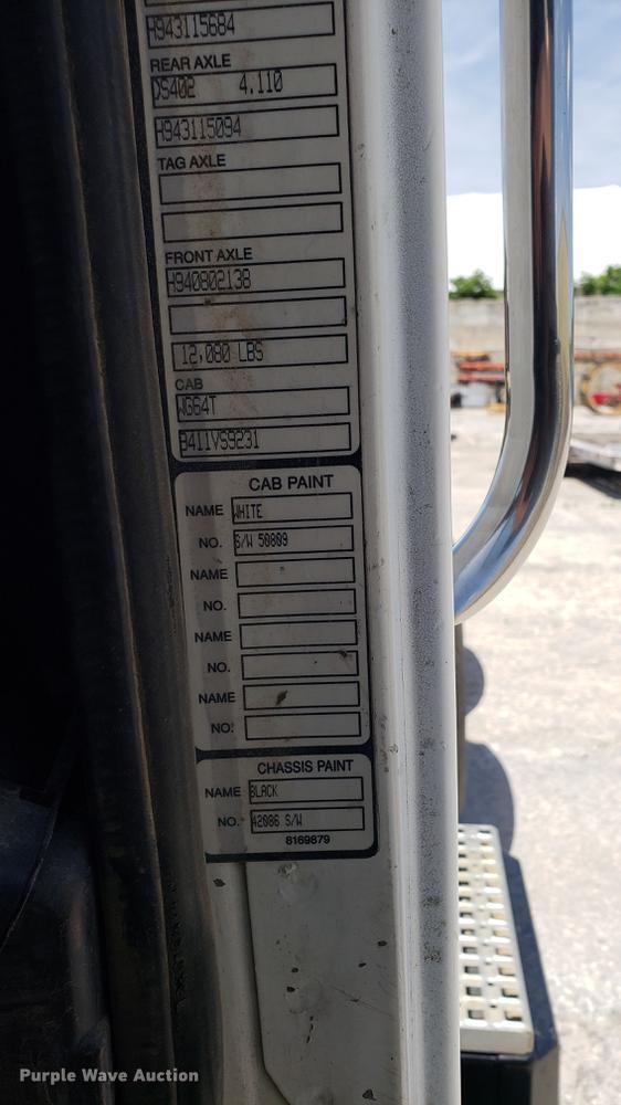 image for item DD4717 1995 White GMC WG truck cab and chassis