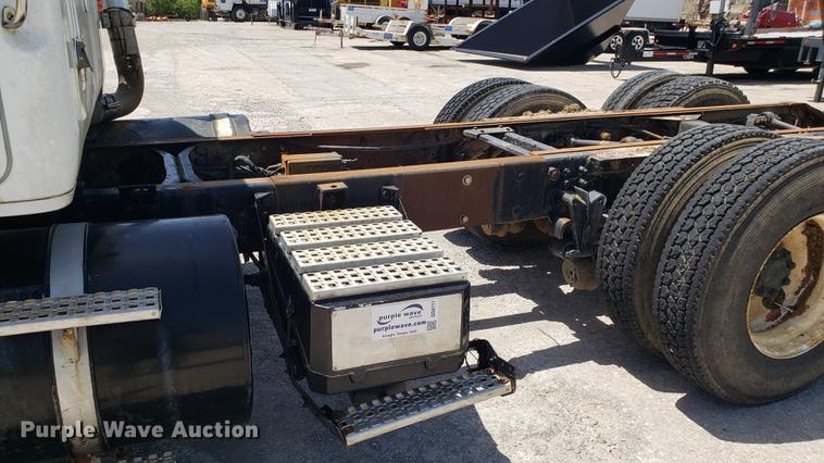 image for item DD4717 1995 White GMC WG truck cab and chassis