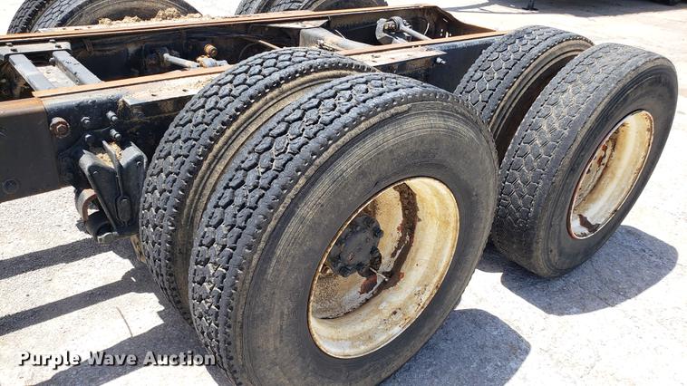 image for item DD4717 1995 White GMC WG truck cab and chassis