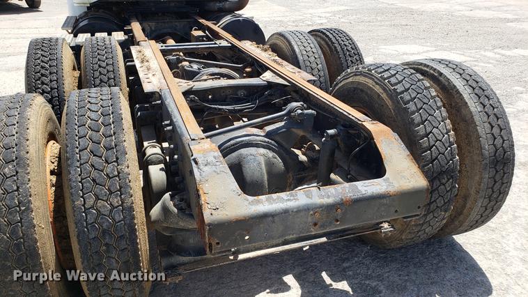 image for item DD4717 1995 White GMC WG truck cab and chassis