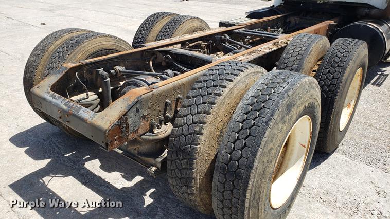 image for item DD4717 1995 White GMC WG truck cab and chassis