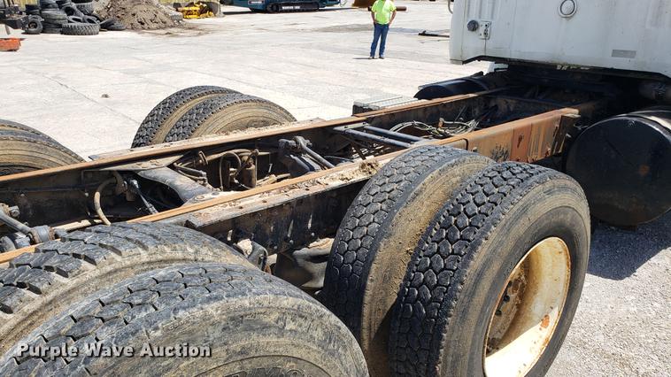 image for item DD4717 1995 White GMC WG truck cab and chassis