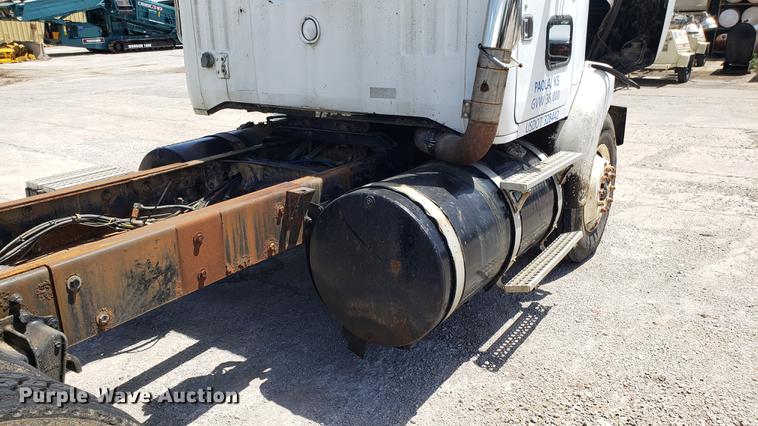 image for item DD4717 1995 White GMC WG truck cab and chassis