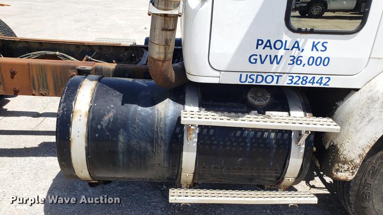 image for item DD4717 1995 White GMC WG truck cab and chassis