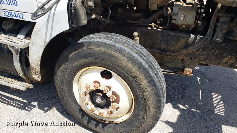 image for item DD4717 1995 White GMC WG truck cab and chassis