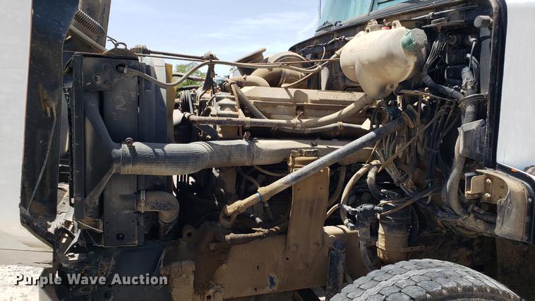 image for item DD4717 1995 White GMC WG truck cab and chassis