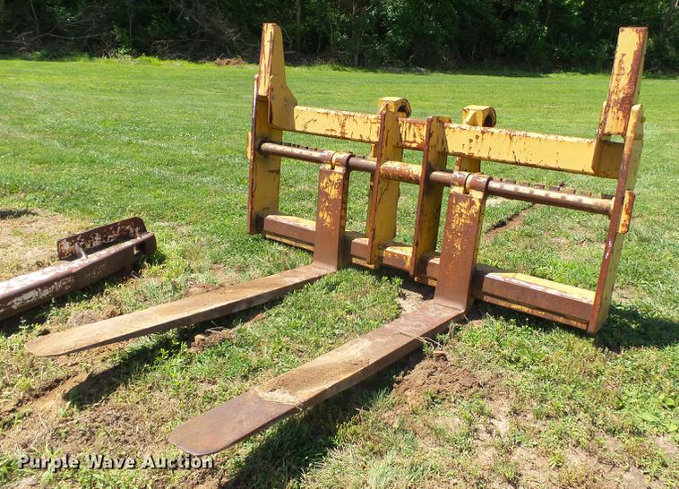 image for item DE7823 Caterpillar ART02723 pallet forks