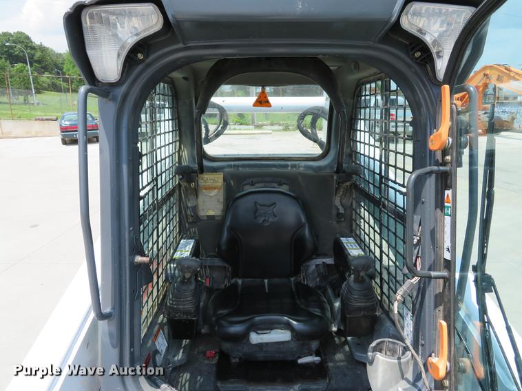 image for item DE8093 2014 Bobcat T750 skid steer