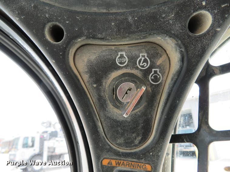 image for item DE8093 2014 Bobcat T750 skid steer