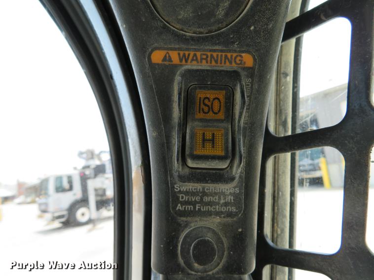 image for item DE8093 2014 Bobcat T750 skid steer