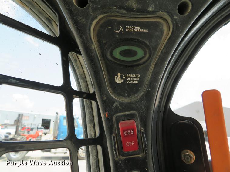 image for item DE8093 2014 Bobcat T750 skid steer