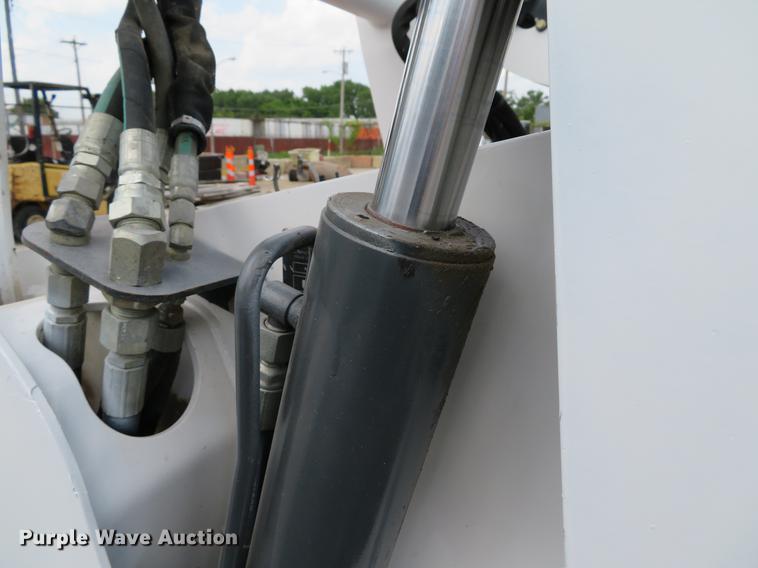 image for item DE8093 2014 Bobcat T750 skid steer