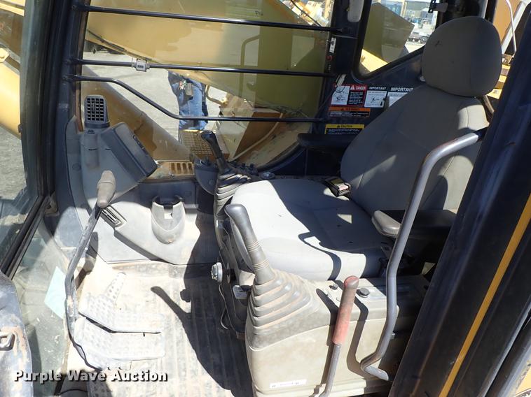 image for item DF1213 2002 John Deere 450C LC excavator