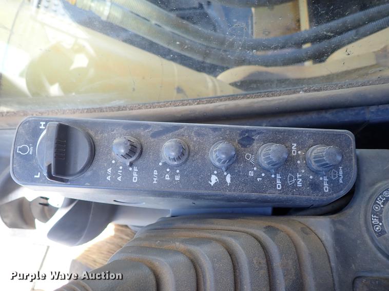 image for item DF1213 2002 John Deere 450C LC excavator