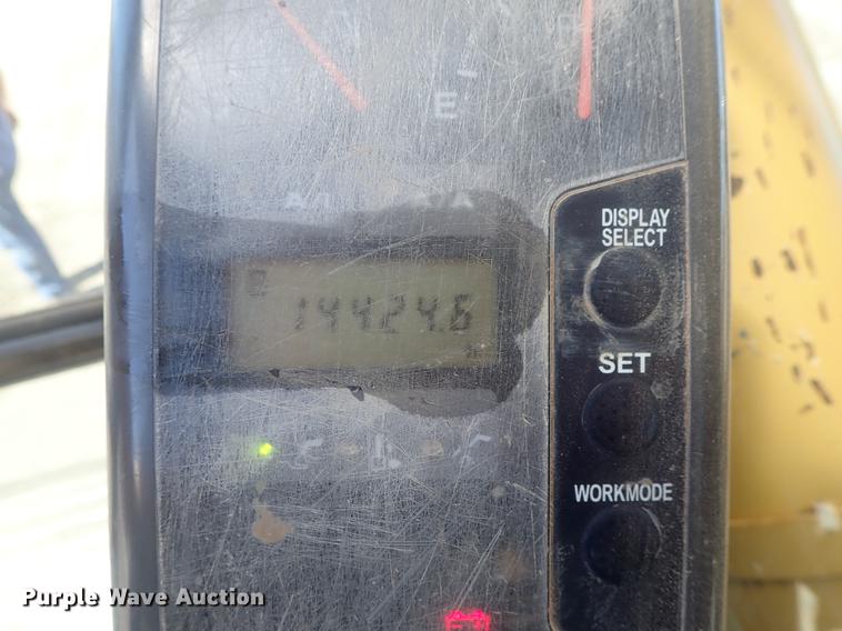 image for item DF1213 2002 John Deere 450C LC excavator