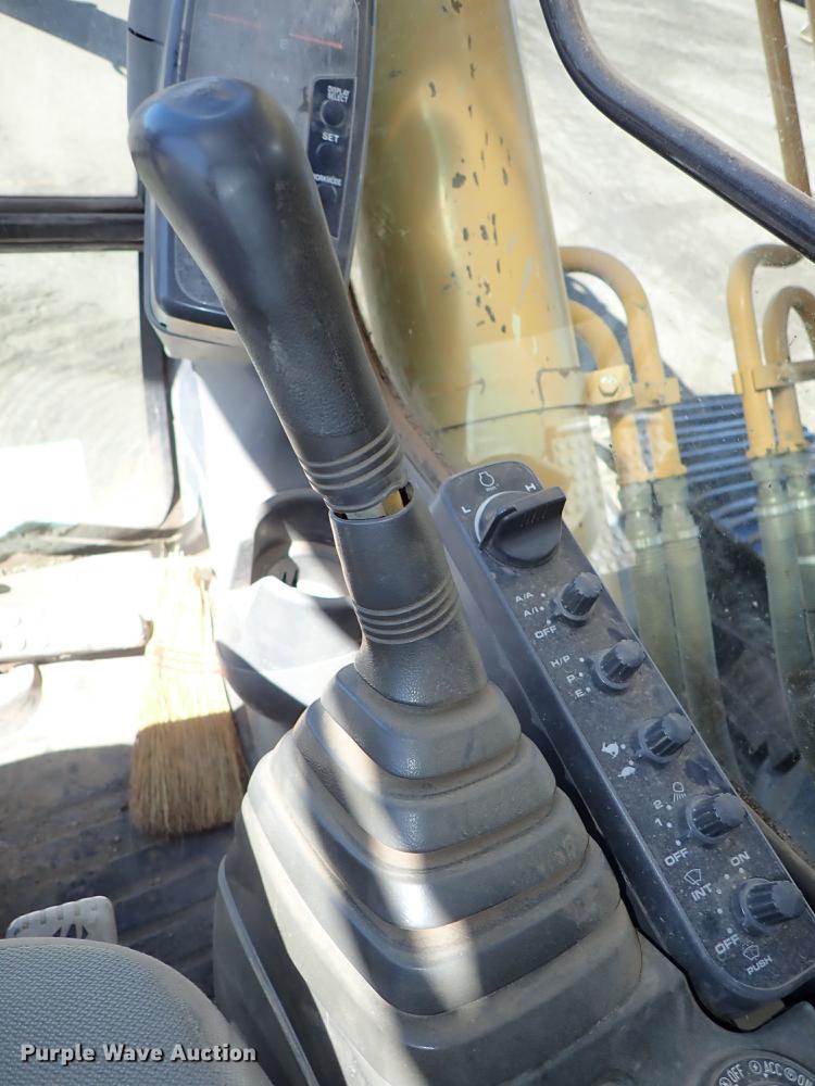 image for item DF1213 2002 John Deere 450C LC excavator