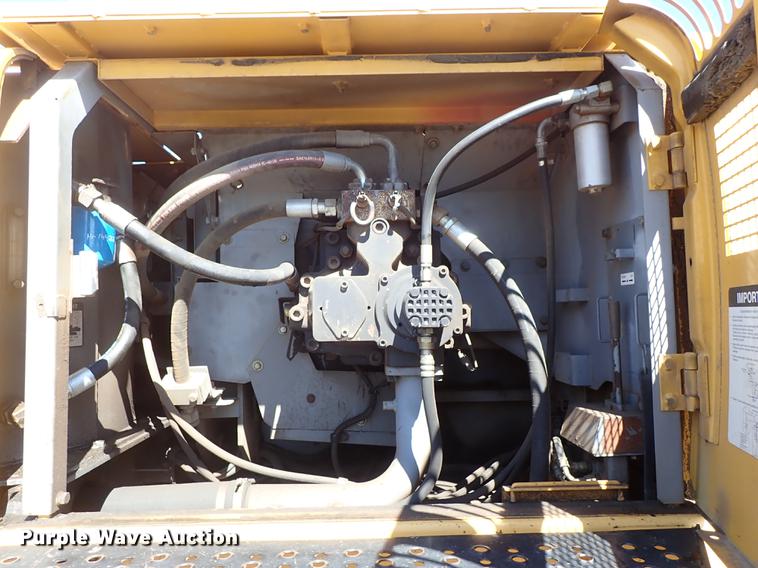 image for item DF1213 2002 John Deere 450C LC excavator